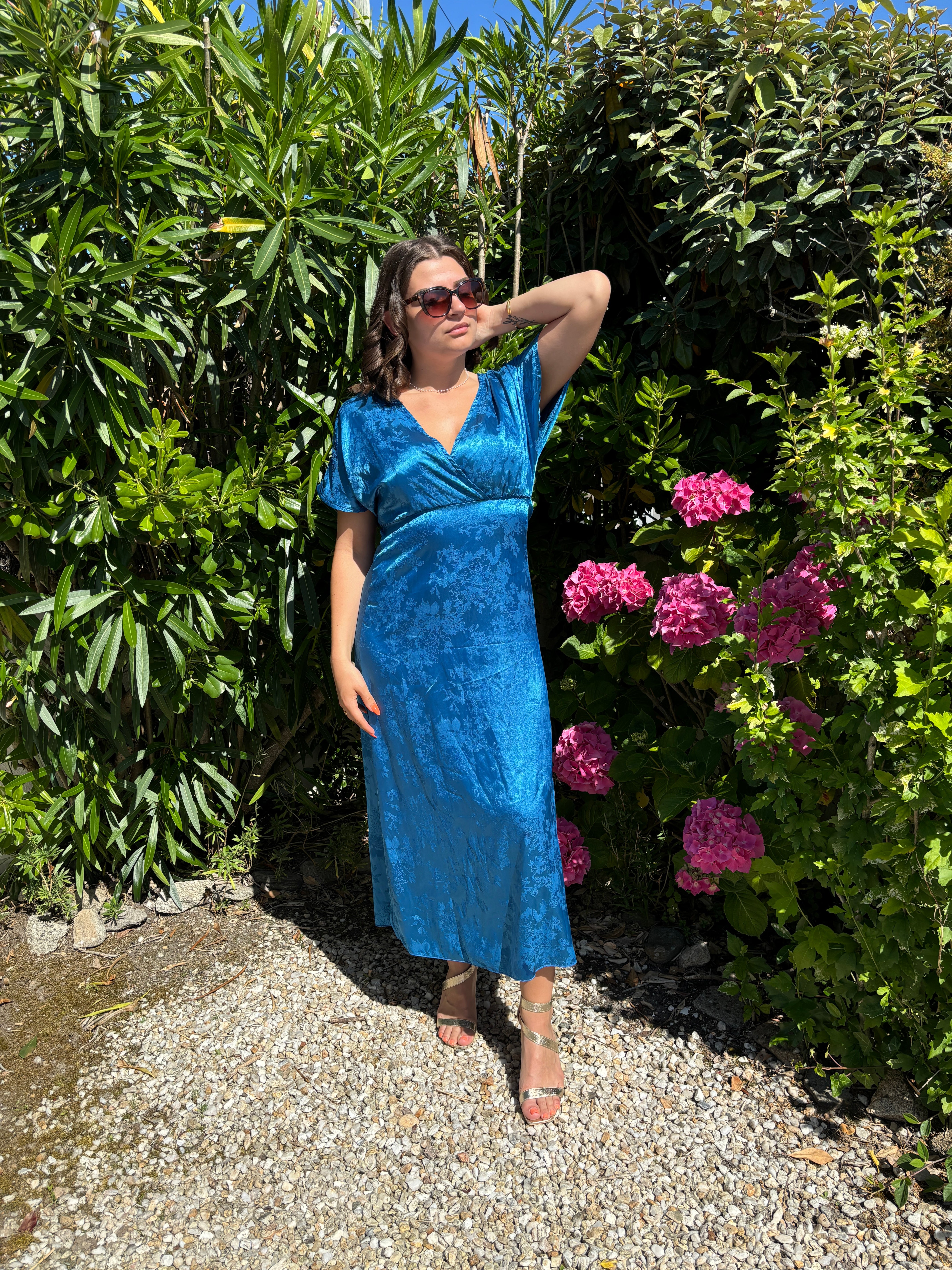 Robe longue satin à motif bleu roi « Maude »